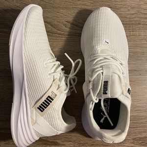 White puma tennis shoes